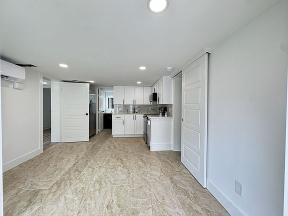 2nd image of 1904B Carlton St #B