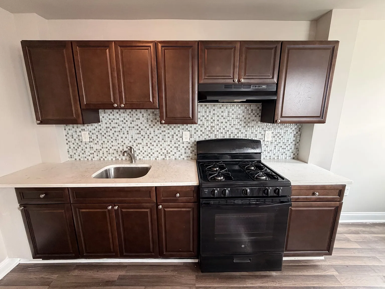 3 bed, 1008 sqft, $2,000 — Photo 3