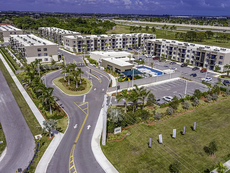 Resia Biscayne Drive — Photo 11