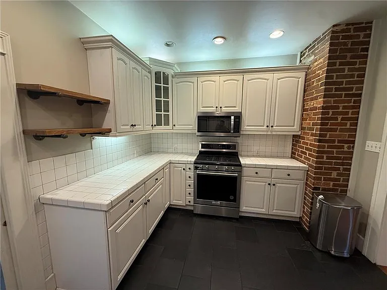 1660 Laurel St — Photo 9