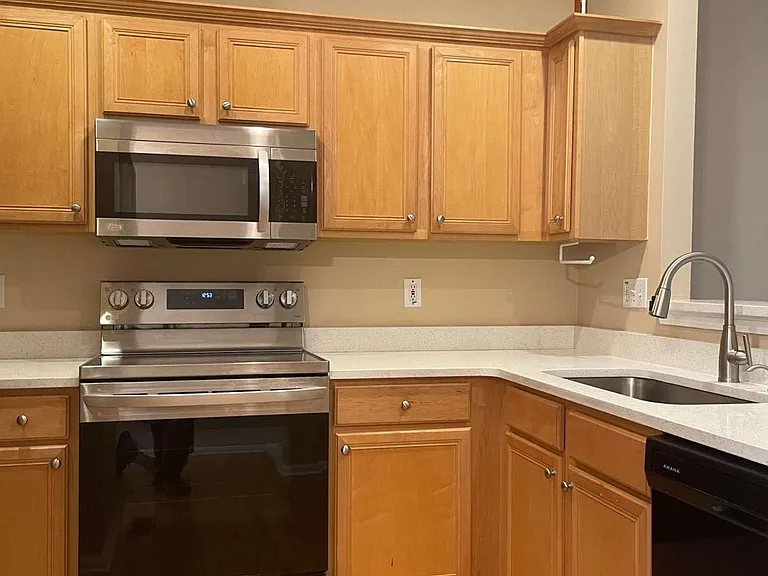 1162 Village Ct SE — Photo 6