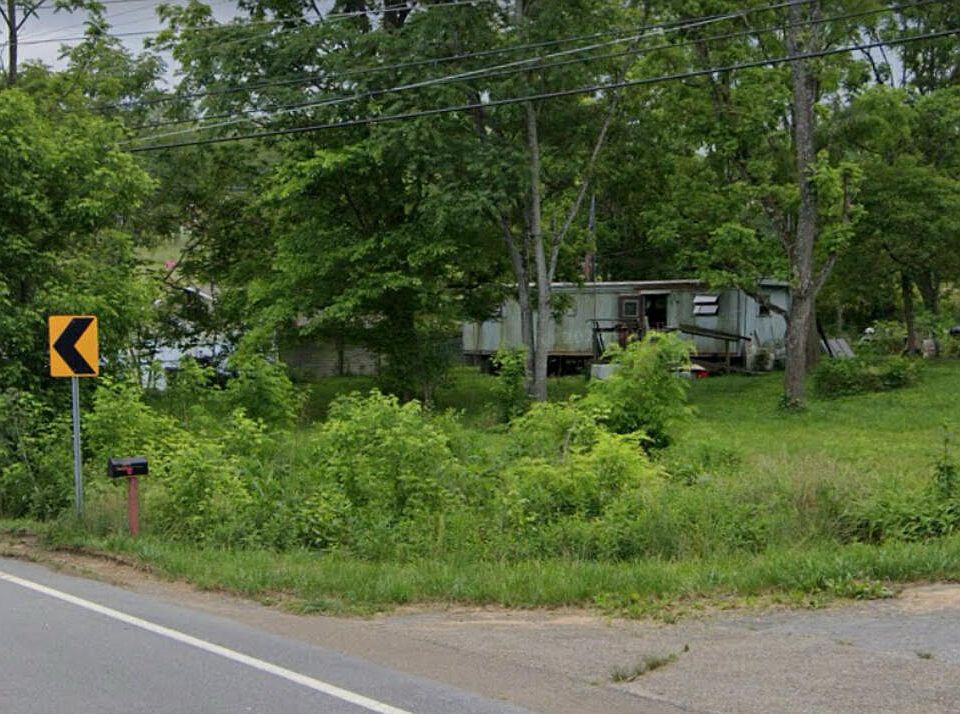 2nd image of 1624 Bristol Caverns Hwy