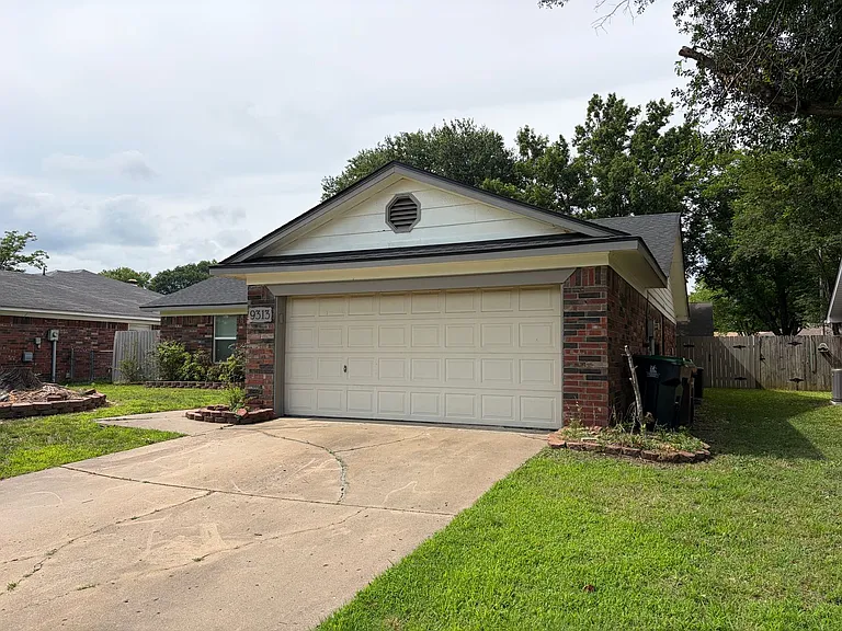 9313 Houston St — Photo 2