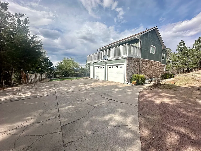 1020 Point Of The Pines Dr — Photo 1