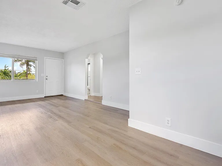 720 NE 7th St #9 — Photo 14