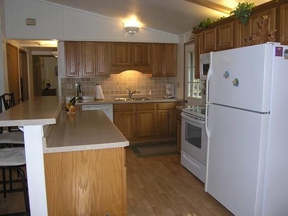 3rd image of 1033 E Queens Way