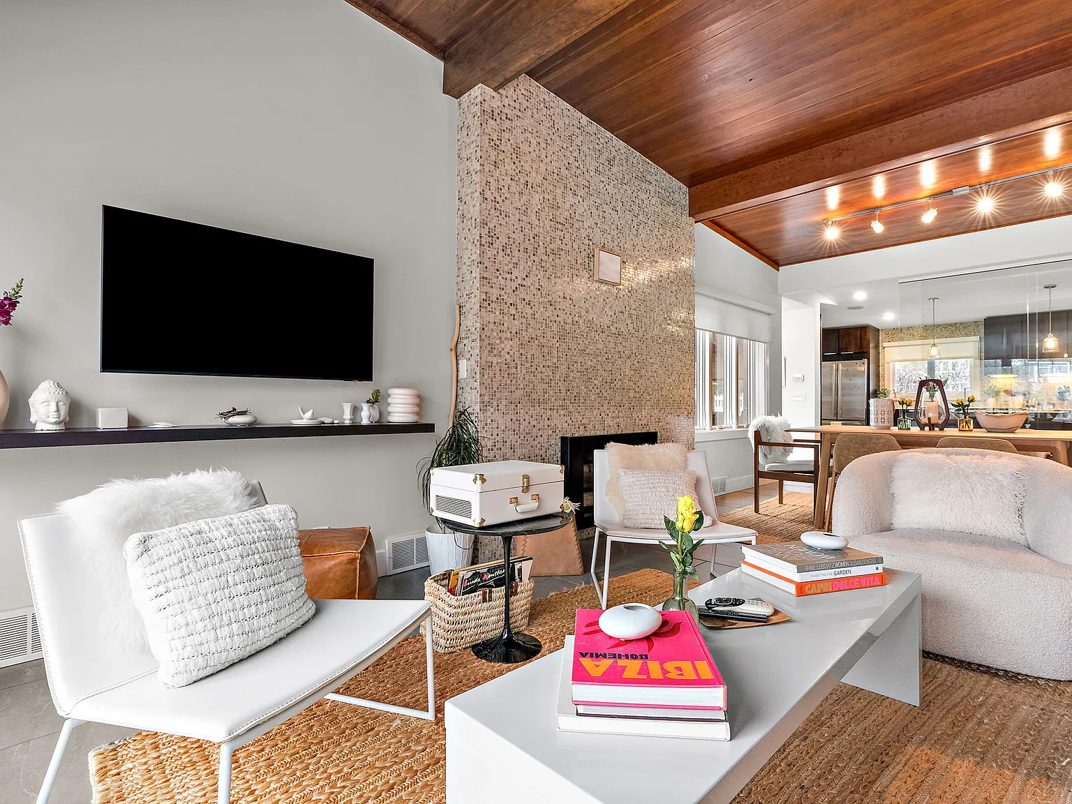 3 bed, $5,000 — Photo 1