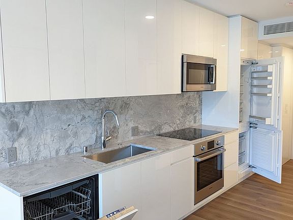 3rd image of 987 Queen St #4110