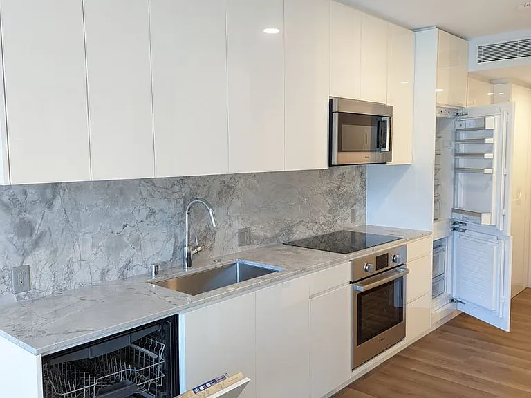 987 Queen St #4110 — Photo 3