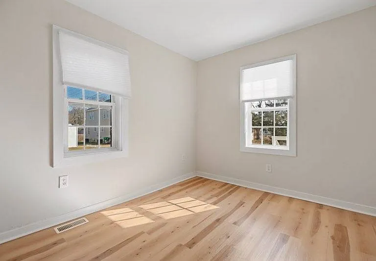 1000 Elm St — Photo 4