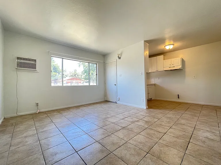 820 E C St — Photo 9