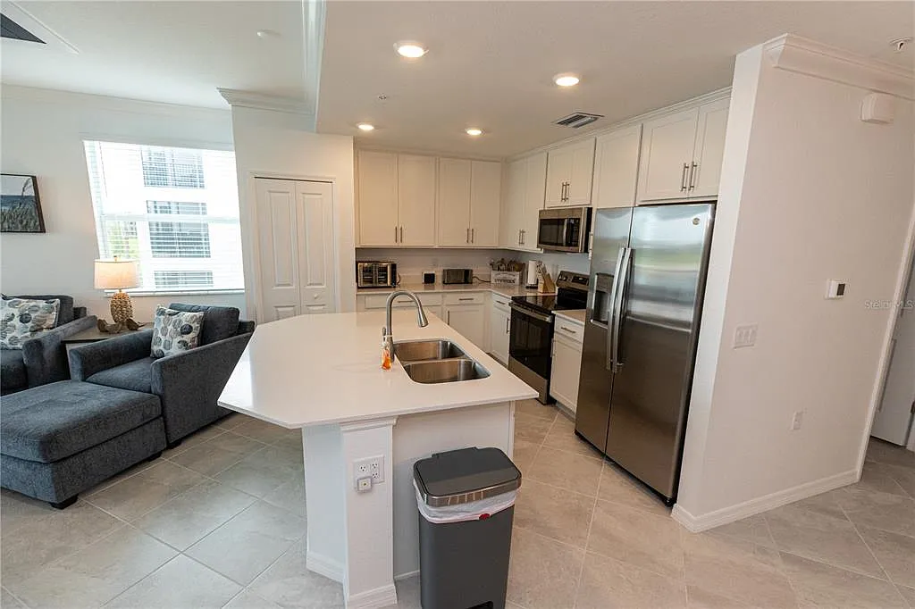 3 bed, 2.0 bath, 1301 sqft, $2,200 — Photo 4