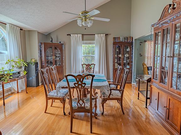 5th image of 233 Lone Oak Dr
