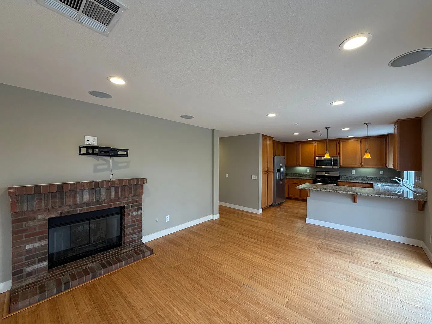 SD: Spacious Two-Story 3BD/3BA in Vista w/ Private Backyard & Community Pool! — Photo 2