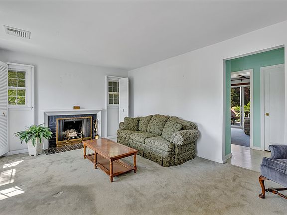 4th image of 8 Lee St
