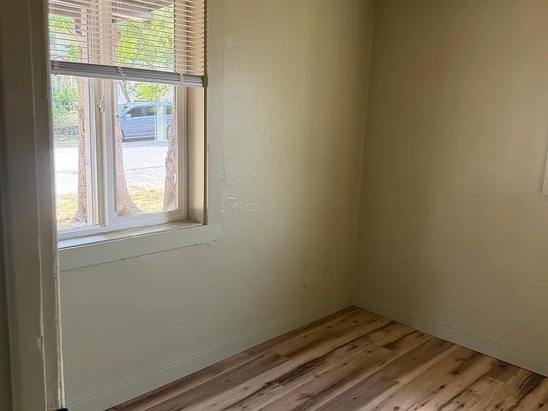 289 SE Hazel St — Photo 6