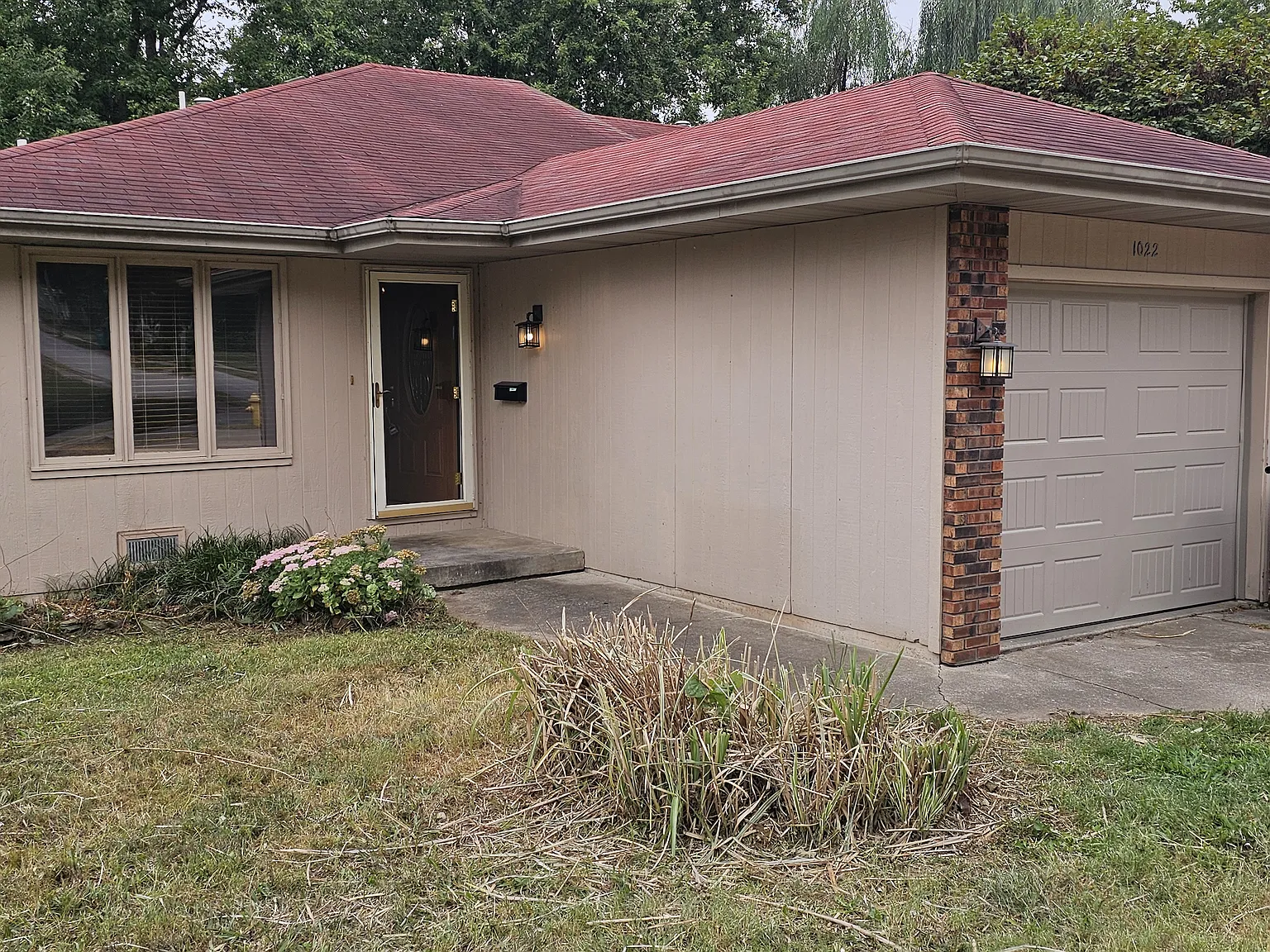 1022 W Catalpa — Photo 1