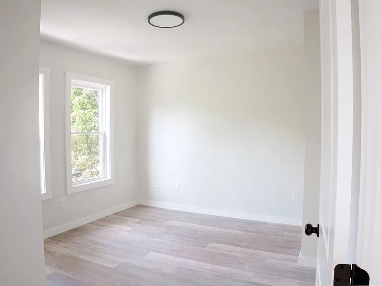 Fully Renovated Apartment Building Modern Upgrades Throughout — Photo 10