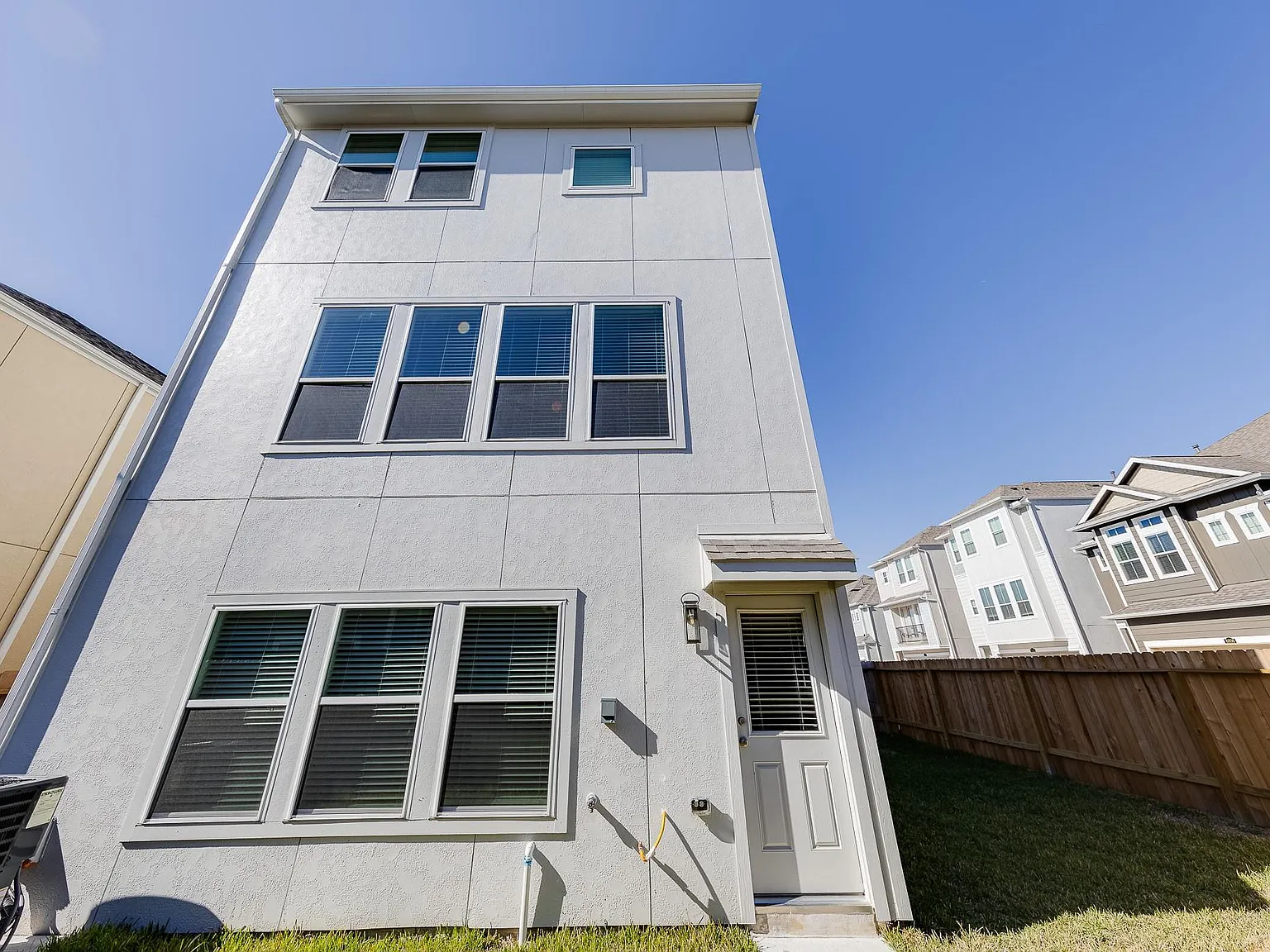 4 bed, 3.5 bath, 2454 sqft, $2,950 — Photo 4