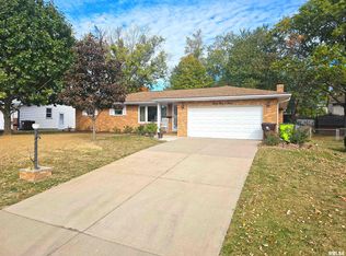 3303 W Chartwell Rd, Peoria, IL 61614