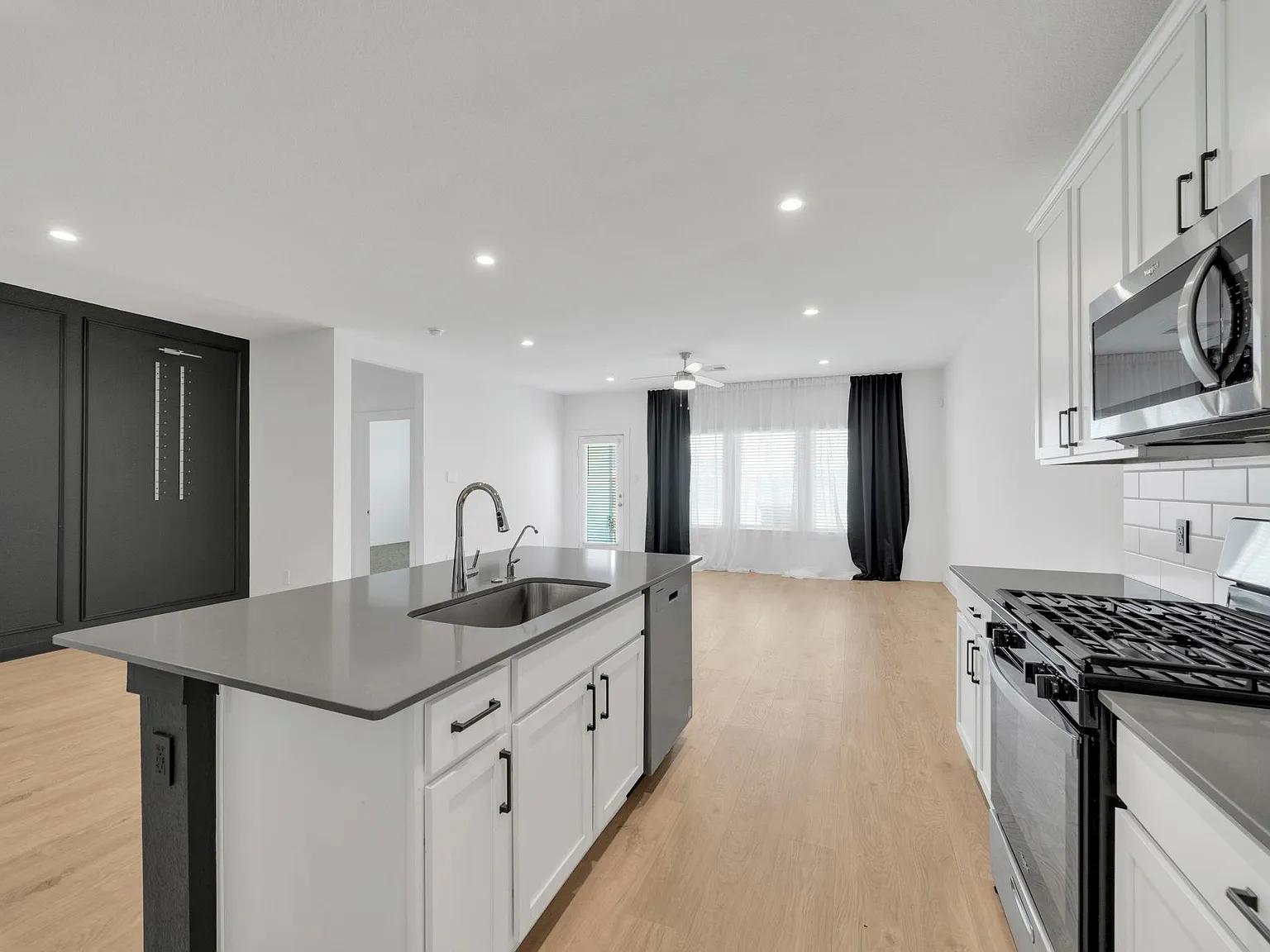 4 bed, 3.0 bath, 2276 sqft, $2,700 — Photo 3