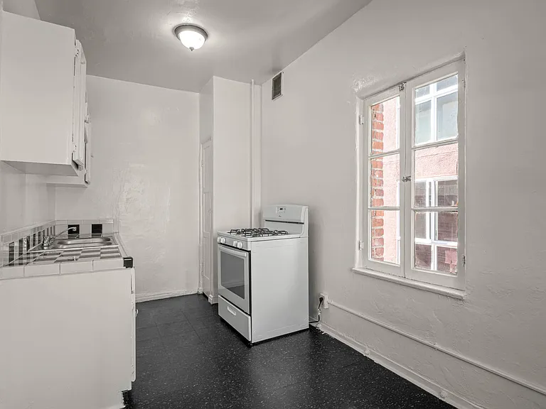 746 S Normandie Ave — Photo 5