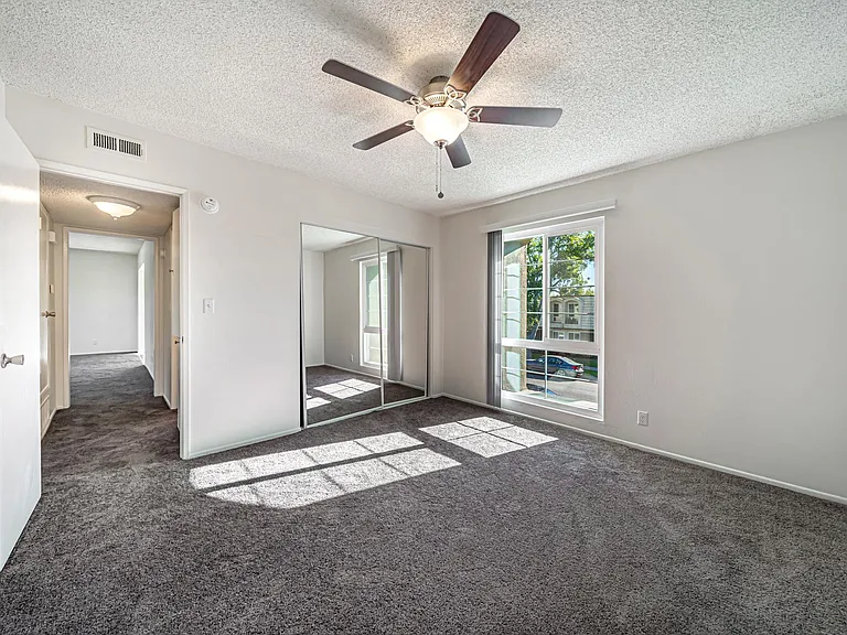 Del Monte Apartments — Photo 10