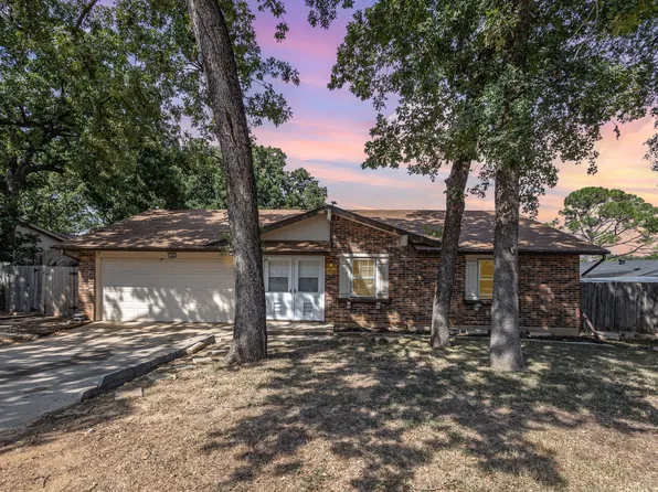 302 Fair Oaks Blvd, Euless, TX 76039