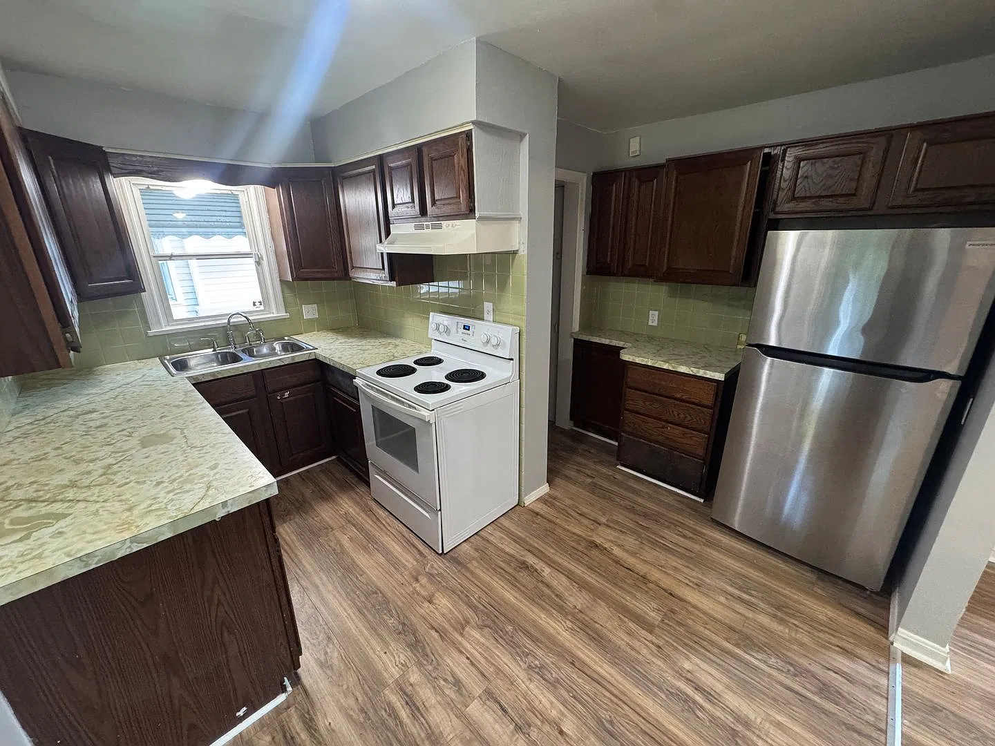 Room to Settle In3 Bedrooms, Separate Dining & Basement — Photo 4