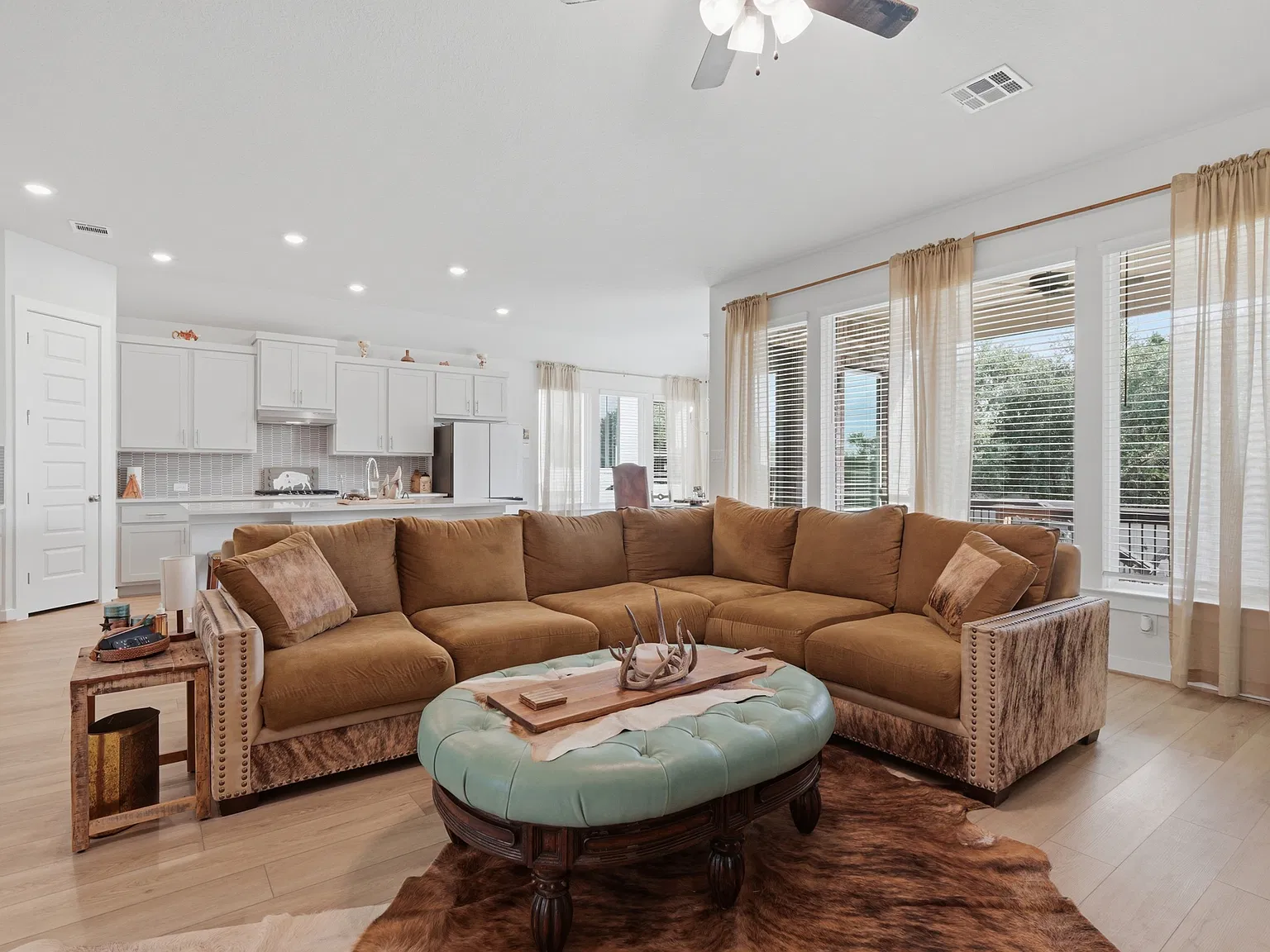 4 bed, 2352 sqft, $3,800 — Photo 3
