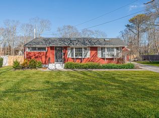 13 Long Ln, Hampton Bays, NY 11946
