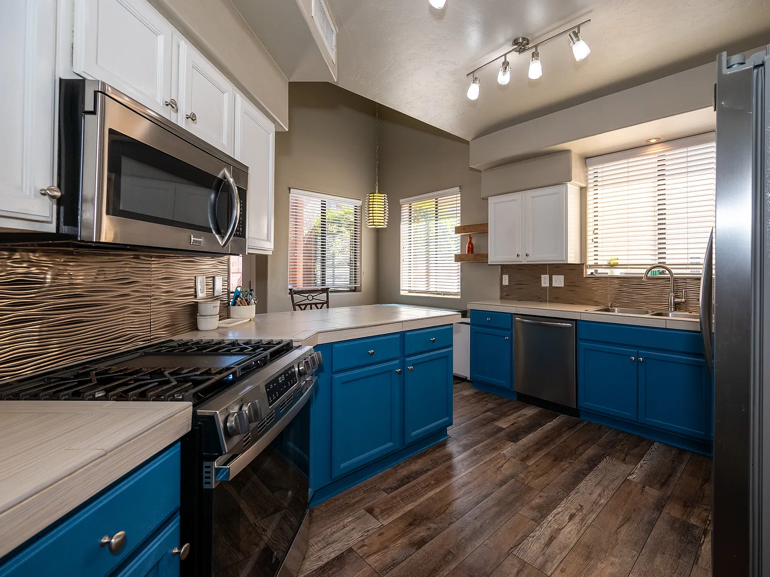 4 bed, 2395 sqft, $3,300 — Photo 3