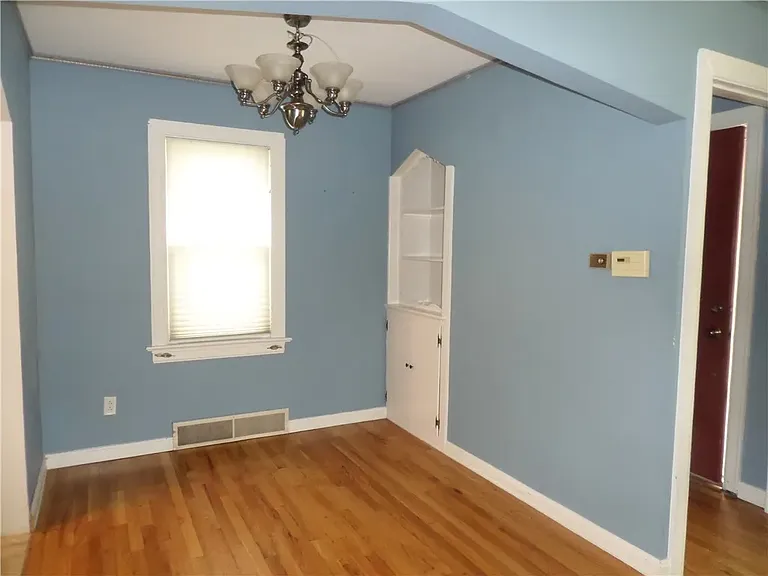 218 E 35th St — Photo 17