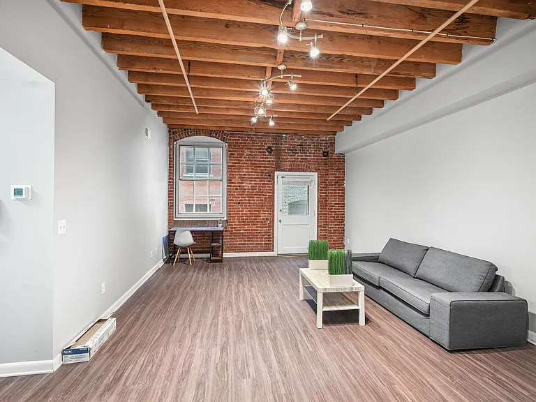 225 Arch St — Photo 10
