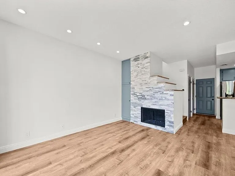 25725 Perlman Pl #127 — Photo 3