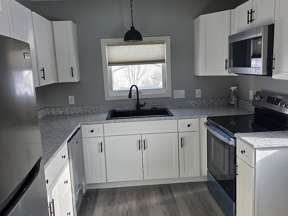 Brand new kitchen: Fridge,dishwasher,built in mircrowave, Quartz contertops.