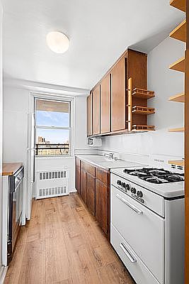 5th image of 100 W 94th St APT 19E