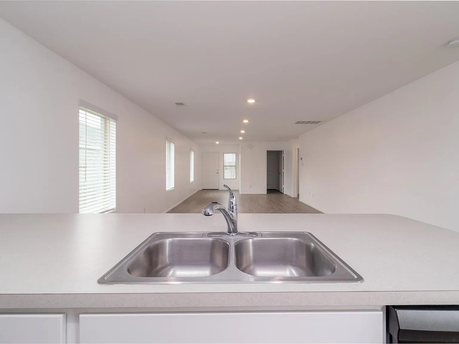 3 bed, 2.0 bath, 1470 sqft, $1,900 — Photo 3