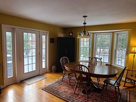 Kitchen eating area