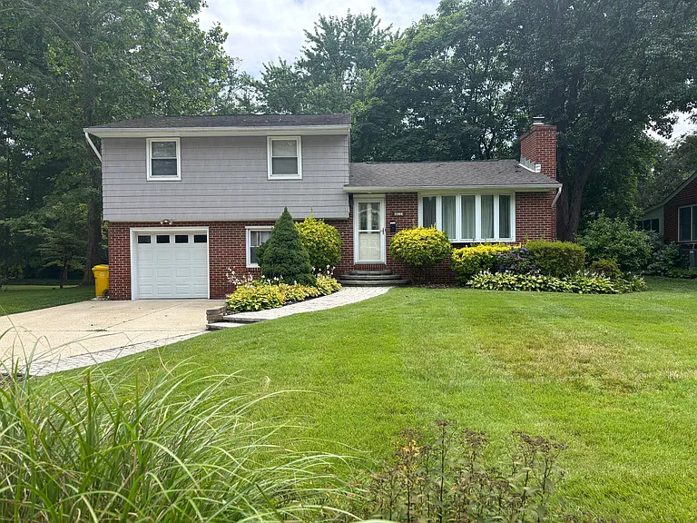 Pin Oak Rd — Photo 1