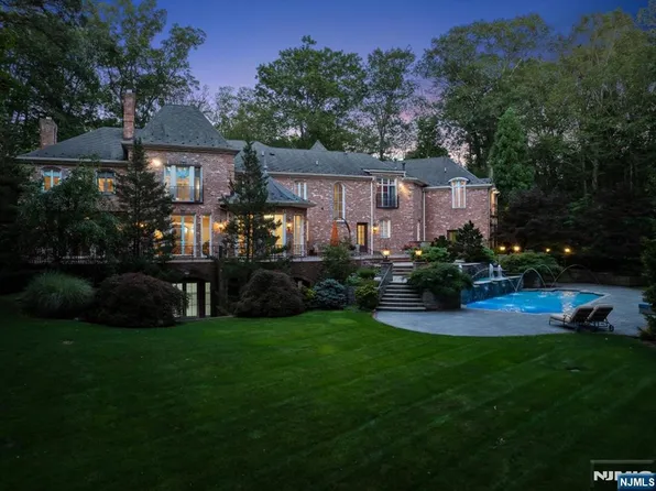 47 Fox Hedge Rd, Saddle River, NJ 07458