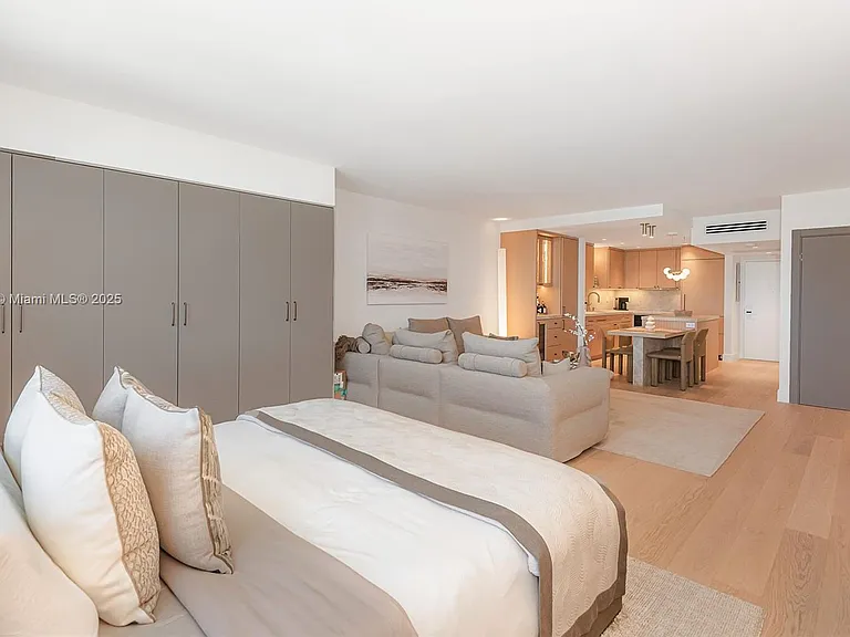 2301 Collins Ave #1527 — Photo 8