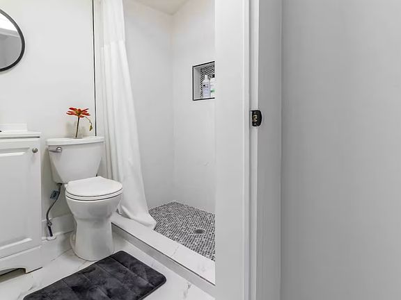 3rd image of 620 W Poplar St Room A