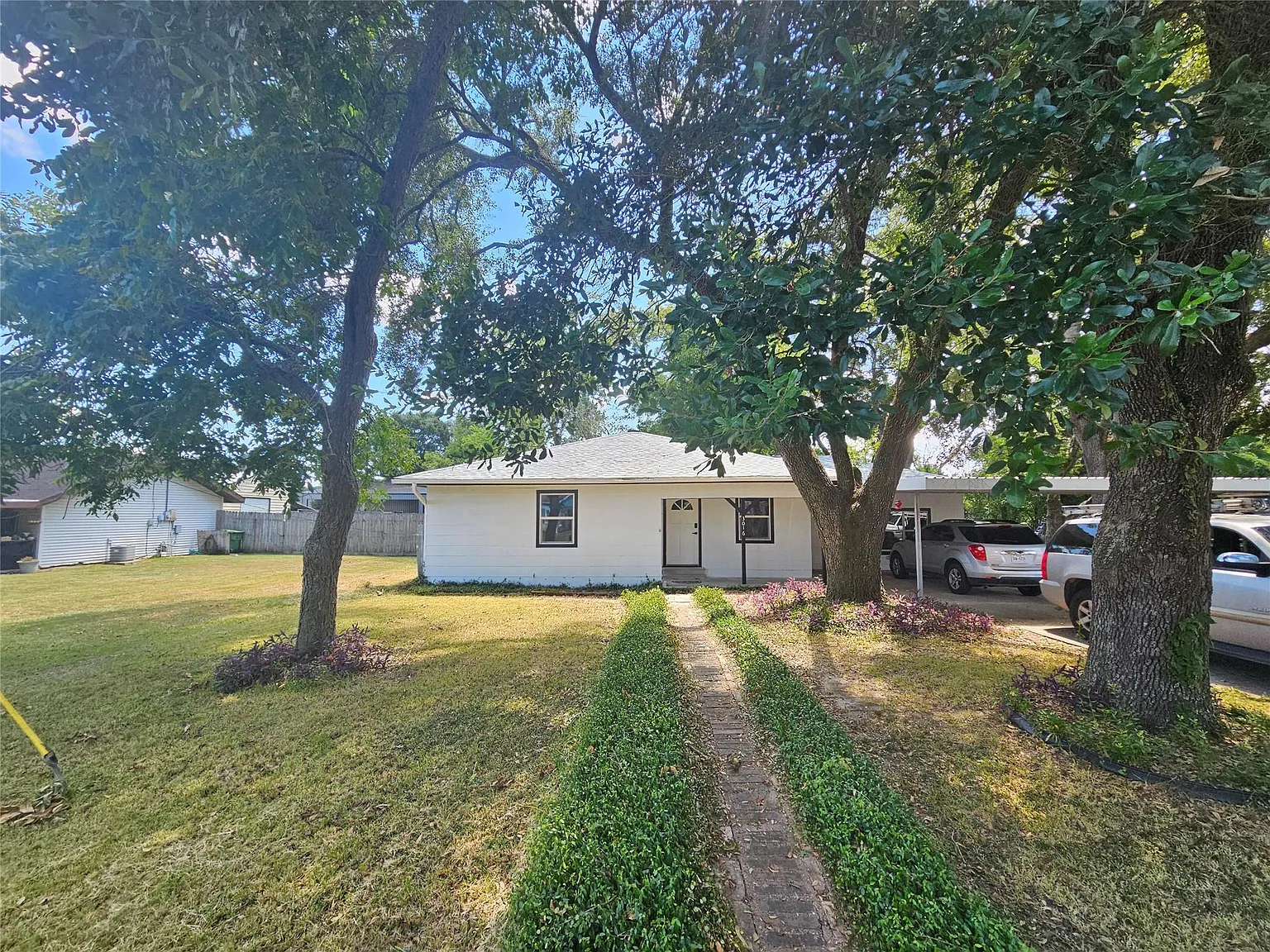 3 bed, 2.0 bath, 1378 sqft, $2,000 — Photo 1