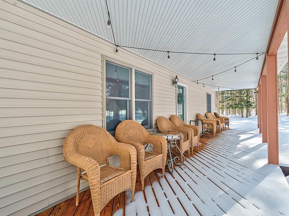 3rd image of 856 N River Rd