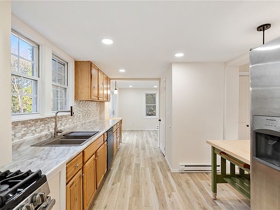 4th image of 208 Dennis Ave