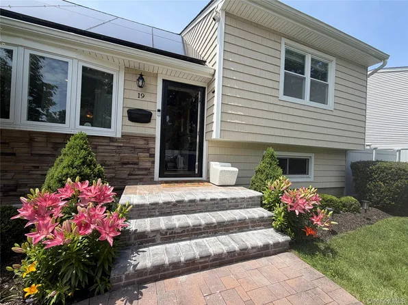19 Fleetwood Avenue, Melville, NY 11747