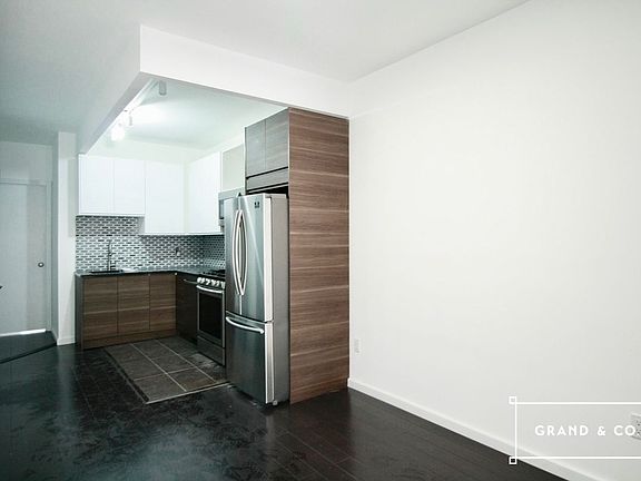 3rd image of 431 Graham Ave #2R