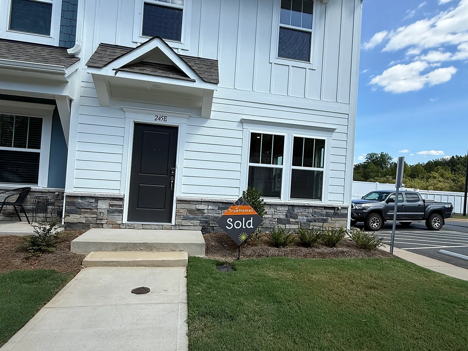 3 bed, 2.5 bath, 1338 sqft, $1,900 — Photo 1