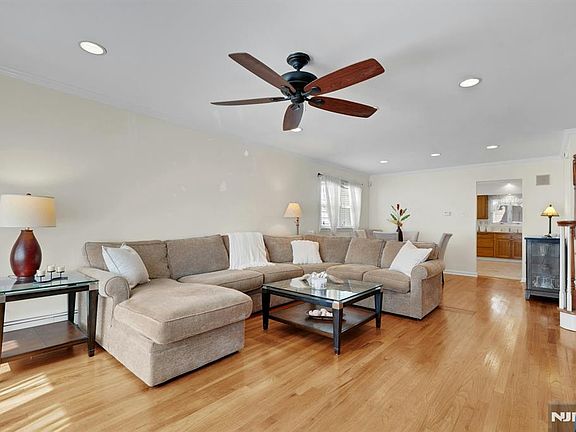 5th image of 511 Hickory St